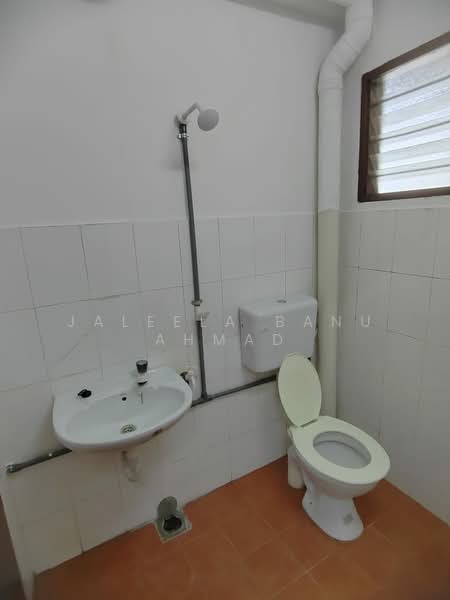 Shop for Rent in Klang (Selangor) - Jaleela Banu Ahmad - Bathroom - PropertyGuru.com.my