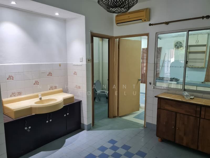 2-storey Terraced House for Sale in TTDI Jaya (Shah Alam) - Nithiyananthan Vadivelu - Kitchen - PropertyGuru.com.my