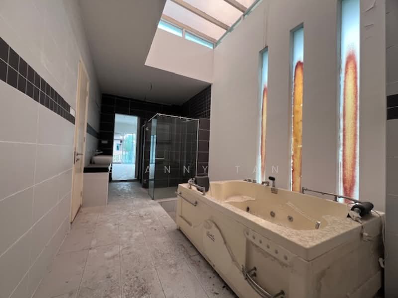 Rumah Berkembar untuk Dijual di Bandar Sungai Long (Selangor) - Shanny Tan - Bathroom - PropertyGuru.com.my