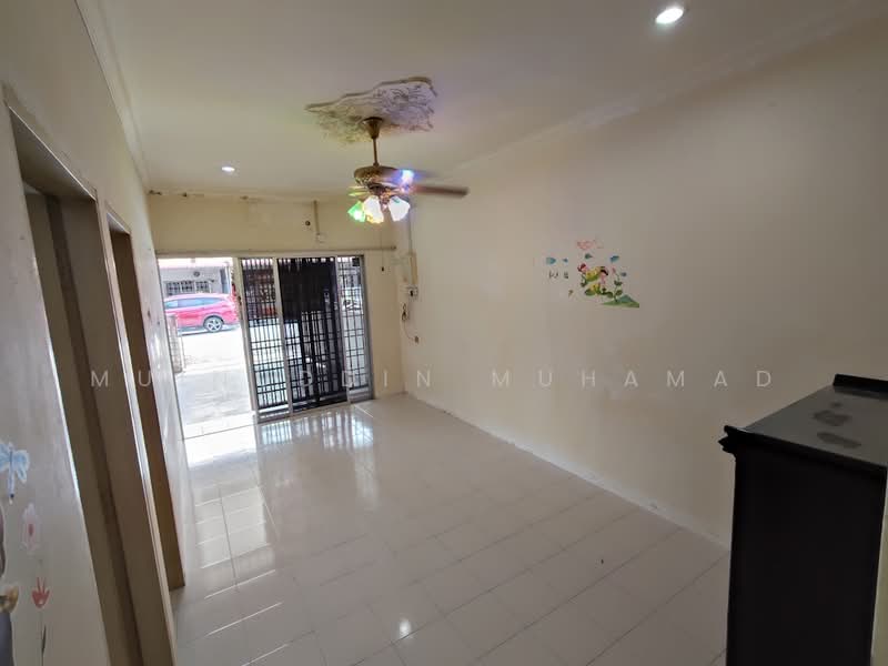 Rumah Teres 1 Tingkat untuk Dijual di Taman Intan Mutiara (Teluk Intan) - Muinuddin Muhamad - Living Room - PropertyGuru.com.my