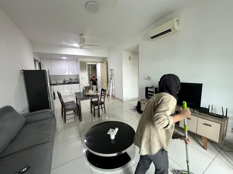 Servis Apartment untuk Disewa di The Lead Residences (Impiria Residensi) - Wee Loom Siah - Living Room - PropertyGuru.com.my