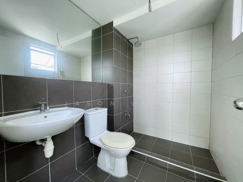Condominium for Sale at Midfields - Jason Vong - Master bedroom attach bath - PropertyGuru.com.my