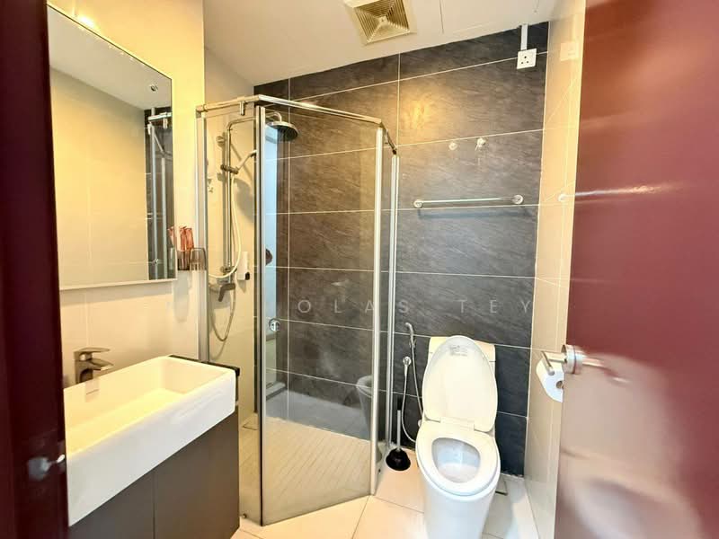 Kondominium untuk Dijual di Royal Strand @ Country Garden Danga Bay - Nicholas Tey - Bathroom - PropertyGuru.com.my