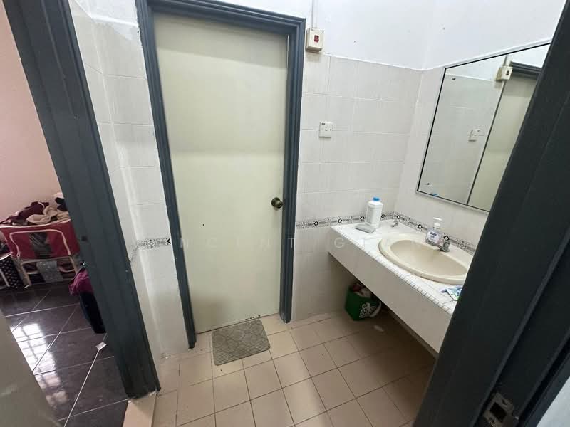 2-storey Terraced House for Sale in Bandar Seri Alam (Masai) - Vincent Gian - Bathroom - PropertyGuru.com.my