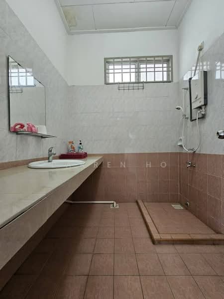 Rumah Berkembar untuk Dijual di Taman Bukit Jaya (Ulu Tiram) - Darren Ho - Bathroom - PropertyGuru.com.my