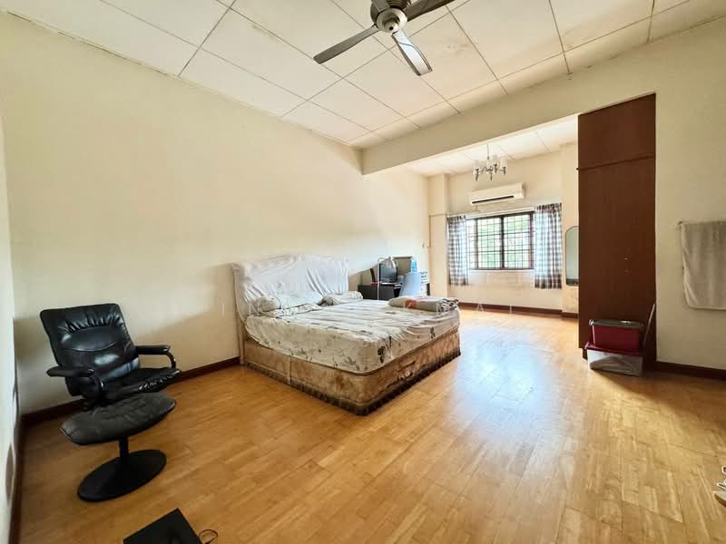 2-storey Terraced House for Sale in Bukit Jelutong (Shah Alam) - Dinie Akmal - Bedroom - PropertyGuru.com.my