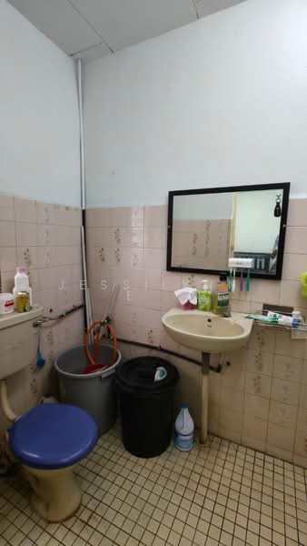 Apartment for Sale at Taman Kampar - Jessilynne . - Bathroom - PropertyGuru.com.my