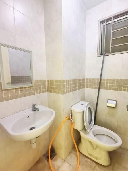 Pangsapuri untuk Dijual di Puteri Bayu Apartment - John Lee - Bathroom - PropertyGuru.com.my