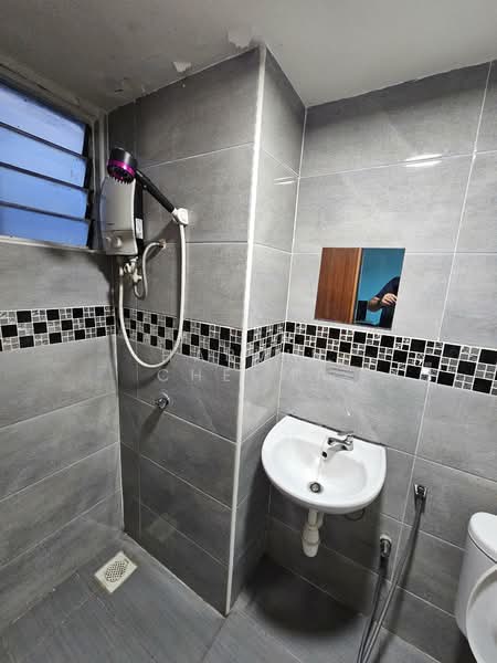 Pangsapuri untuk Disewa di Bayu Puteri - Harvin Cheema - Bathroom - PropertyGuru.com.my