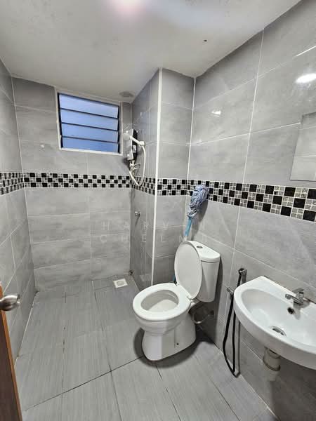 Pangsapuri untuk Disewa di Bayu Puteri - Harvin Cheema - Bathroom - PropertyGuru.com.my