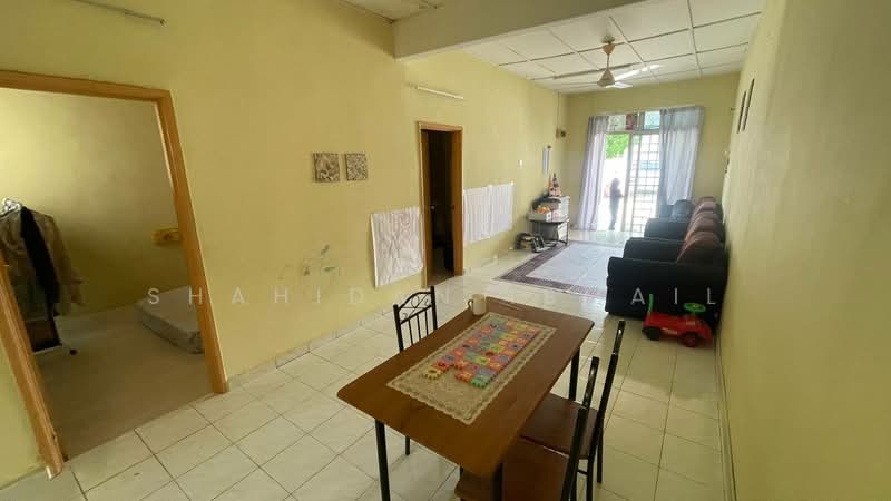 Rumah Teres 1 Tingkat untuk Dijual di Bandar Mahkota Banting (Tanjong Duabelas) - Shahidan Ismail - Living Room - PropertyGuru.com.my
