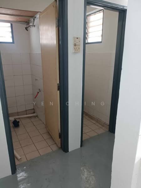 Pangsapuri untuk Dijual di Aman Putra Apartment - Yen Ching - Bathroom - PropertyGuru.com.my