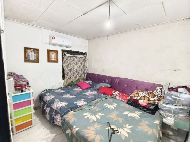 1-storey Terraced House for Sale in Taman Dahlia (Tampoi) - Finn Aw - Bedroom - PropertyGuru.com.my