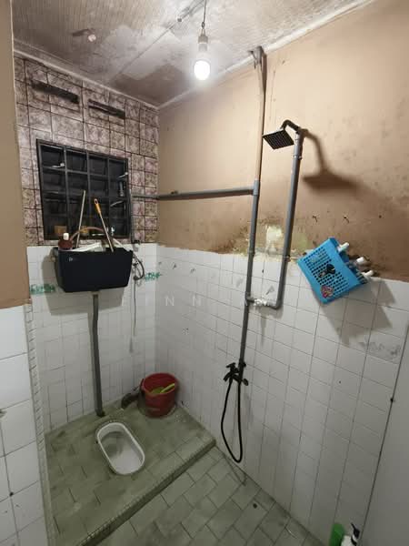 1-storey Terraced House for Sale in Taman Dahlia (Tampoi) - Finn Aw - Bathroom - PropertyGuru.com.my