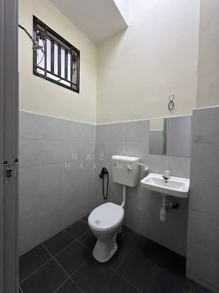 Rumah Teres 1 Tingkat untuk Dijual di Kampung Kanchong Darat (Banting) - Nazrin Hakimin - Bathroom - PropertyGuru.com.my