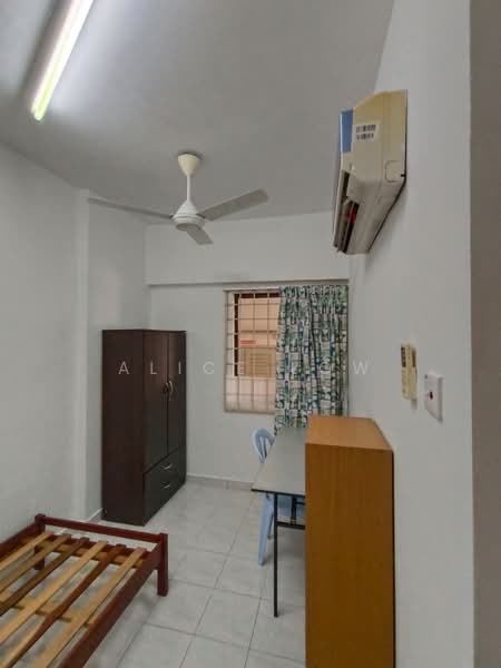 Kondominium untuk Dijual di Vista Komanwel B - Alice Low - Bedroom - PropertyGuru.com.my