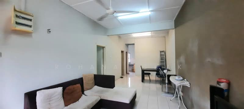 Townhouse for Sale in Shah Alam (Selangor) - Rohana Ishak - Living Room - PropertyGuru.com.my