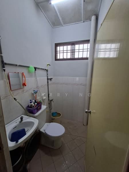 1-storey Terraced House for Sale in Taman Tanjung Puteri Resort (Pasir Gudang) - Larry Ng - Bathroom - PropertyGuru.com.my