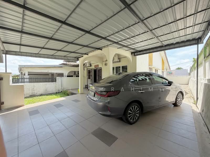 Rumah Teres 1 Tingkat untuk Dijual di Taman Bukit Mewah (Kajang) - Azli Ibrahim - Exterior - PropertyGuru.com.my
