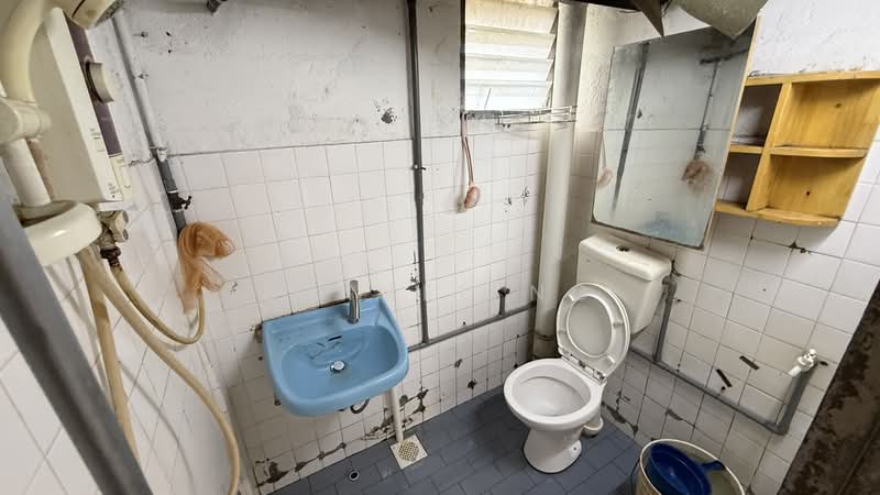Rumah Flat untuk Dijual di Taman Intan Baiduri - Daniel Ng - Bathroom - PropertyGuru.com.my