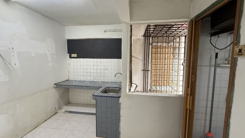 Rumah Flat untuk Dijual di Taman Intan Baiduri - Daniel Ng - Kitchen - PropertyGuru.com.my
