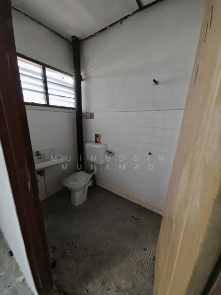 2-storey Terraced House for Sale in Hutan Melintang (Perak) - Muinuddin Muhamad - Bathroom - PropertyGuru.com.my