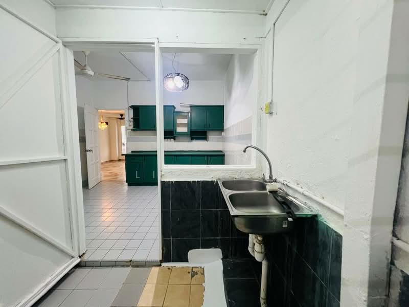 2.5-storey Terraced House for Sale in Taman Bukit Mulia (Ulu Kelang) - Azli Ibrahim - Kitchen - PropertyGuru.com.my