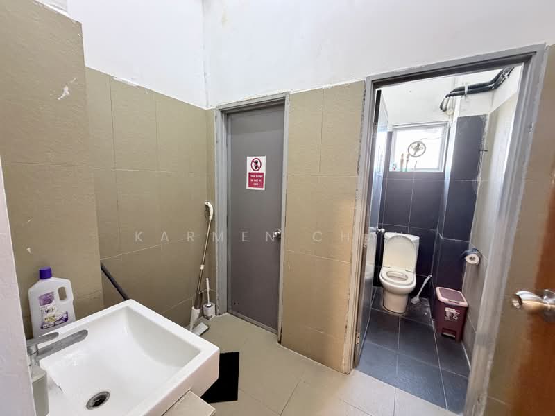 Kilang untuk Disewa di Taman Perindustrian Bukit Serdang (Seri Kembangan) - Karmen Chan - Bathroom - PropertyGuru.com.my