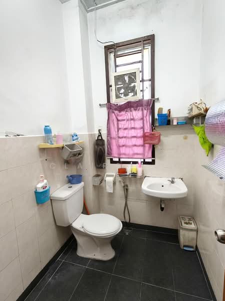 Rumah Teres 2 Tingkat untuk Dijual di Bandar Putra (Kulai) - Claire Lai - Bathroom - PropertyGuru.com.my