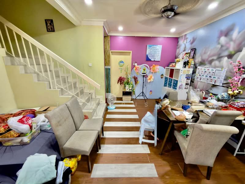 Rumah Teres 2 Tingkat untuk Dijual di Taman Bukit Subang (Shah Alam) - Tasya Ruslan - Living Room - PropertyGuru.com.my