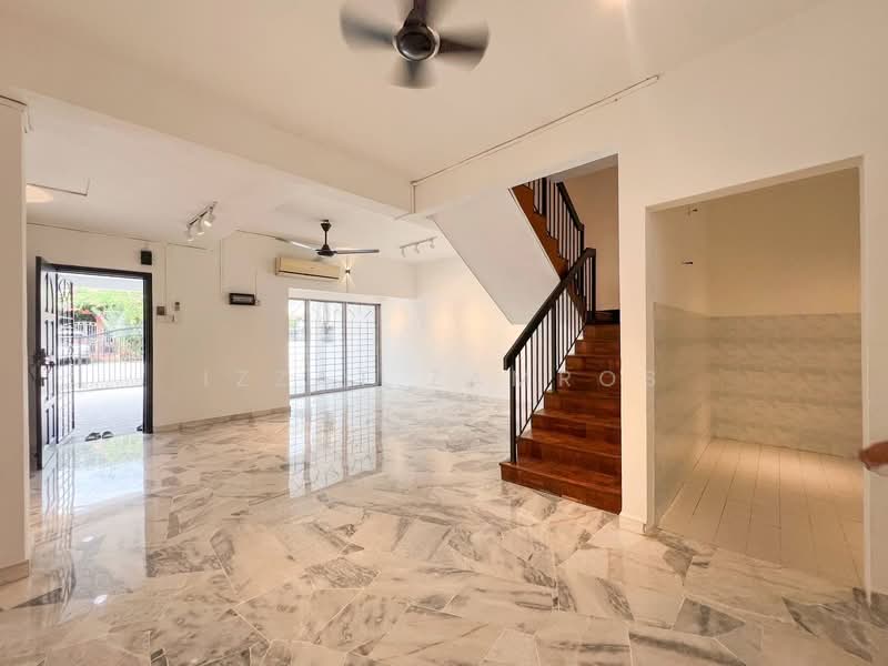 Rumah Teres 2 Tingkat untuk Dijual di Taman Serdang Raya (Seri Kembangan) - Izzat Zamros - Living Room - PropertyGuru.com.my