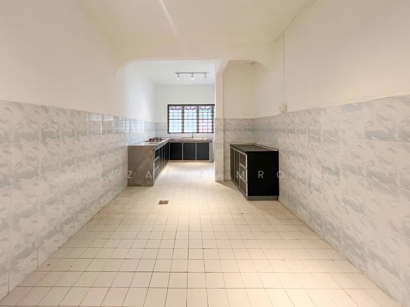 Rumah Teres 2 Tingkat untuk Dijual di Taman Serdang Raya (Seri Kembangan) - Izzat Zamros - Kitchen - PropertyGuru.com.my
