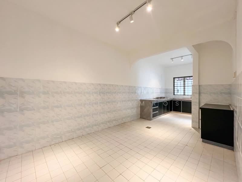 Rumah Teres 2 Tingkat untuk Dijual di Taman Serdang Raya (Seri Kembangan) - Izzat Zamros - Kitchen - PropertyGuru.com.my