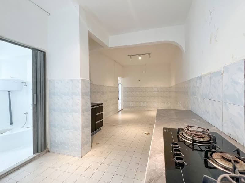 Rumah Teres 2 Tingkat untuk Dijual di Taman Serdang Raya (Seri Kembangan) - Izzat Zamros - Kitchen - PropertyGuru.com.my