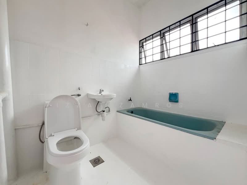 Rumah Teres 2 Tingkat untuk Dijual di Taman Serdang Raya (Seri Kembangan) - Izzat Zamros - Bathroom - PropertyGuru.com.my