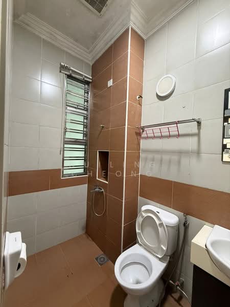 Cluster House for Sale in Taman Gaya (Ulu Tiram) - Huiling Cheong - Bathroom - PropertyGuru.com.my