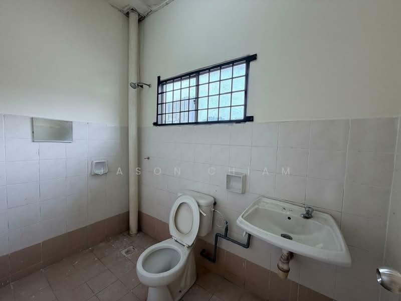 Rumah Teres untuk Dijual di Taman Desa Karunmas (Balakong) - Jason Chiam - Bathroom - PropertyGuru.com.my