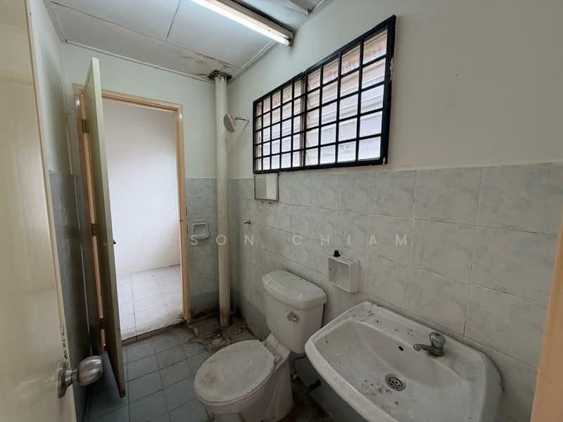 Rumah Teres untuk Dijual di Taman Desa Karunmas (Balakong) - Jason Chiam - Bathroom - PropertyGuru.com.my