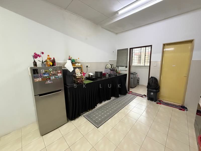 Rumah Bandar untuk Dijual di Bandar Country Homes (Rawang) - SK Luk - Kitchen - PropertyGuru.com.my