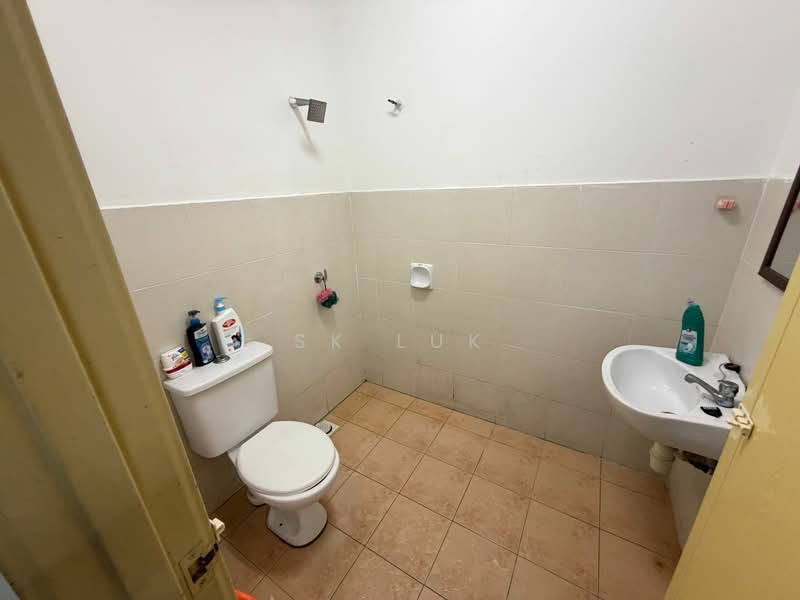 Rumah Bandar untuk Dijual di Bandar Country Homes (Rawang) - SK Luk - Bathroom - PropertyGuru.com.my