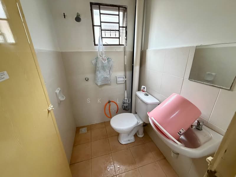 Rumah Bandar untuk Dijual di Bandar Country Homes (Rawang) - SK Luk - Bathroom - PropertyGuru.com.my