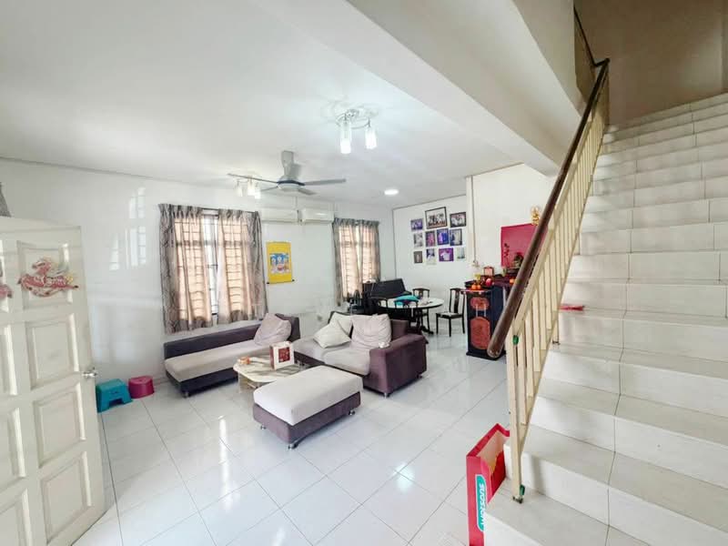 Rumah Teres 2 Tingkat untuk Dijual di Taman Setia Indah (Tebrau) - Steve Tah - Living Room - PropertyGuru.com.my
