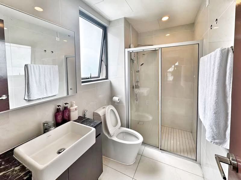 Kondominium untuk Dijual di Royal Strand @ Country Garden Danga Bay - Purple Heng - Bathroom - PropertyGuru.com.my