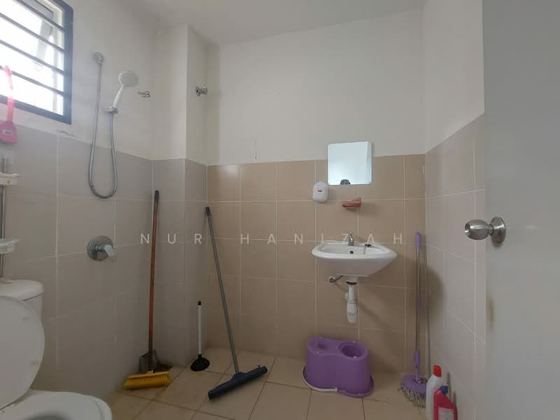 2-storey Terraced House for Rent in Bandar Puncak Alam (Puncak Alam) - Nur Hanizah - Bathroom - PropertyGuru.com.my
