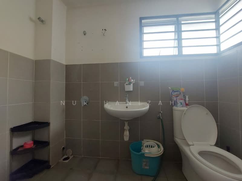 2-storey Terraced House for Rent in Bandar Puncak Alam (Puncak Alam) - Nur Hanizah - Bathroom - PropertyGuru.com.my