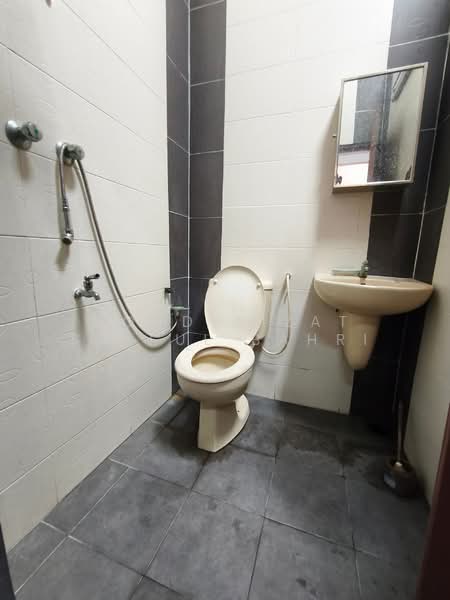 Rumah Teres 2 Tingkat untuk Dijual di Taman Melawis (Klang) - Mohd Aizat Saiful Bahri - Bathroom - PropertyGuru.com.my