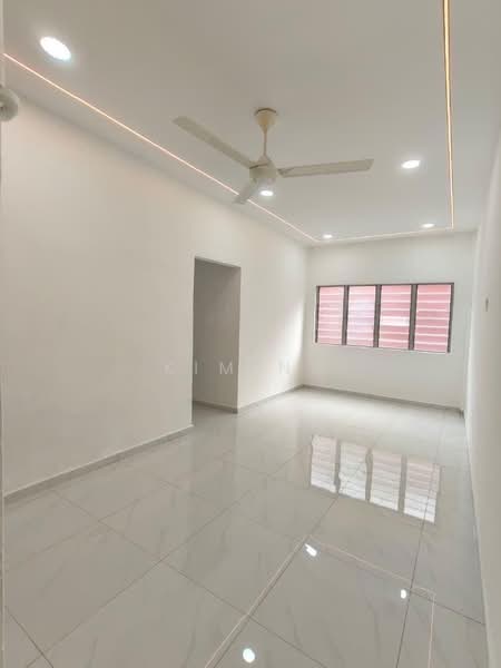 Rumah Flat untuk Dijual di Taman Pulai Utama - Kim Ng - Living Room - PropertyGuru.com.my