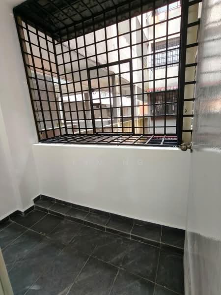 Rumah Flat untuk Dijual di Taman Pulai Utama - Kim Ng - Balcony - PropertyGuru.com.my