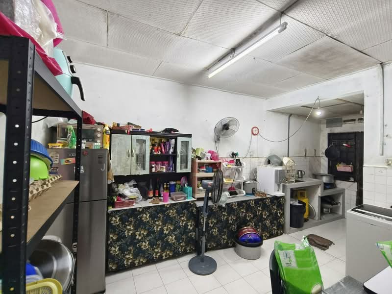 Rumah Teres 1 Tingkat untuk Dijual di Taman Dahlia (Tampoi) - Jennifer Ng - Kitchen - PropertyGuru.com.my