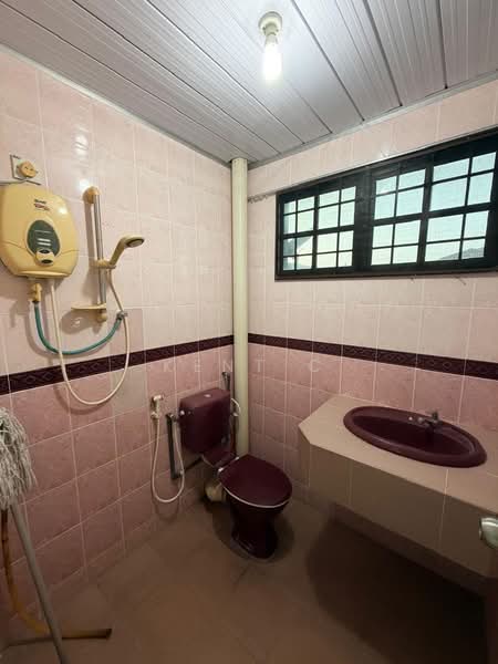 2-storey Terraced House for Rent in Taman Ipoh Timur (Ipoh) - Kent C - Bathroom - PropertyGuru.com.my